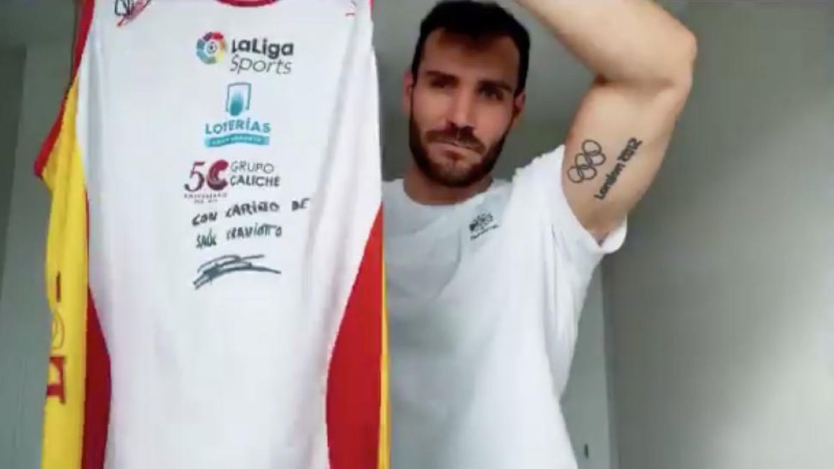 Craviotto va ensenyar ahir a Twitter la samarreta que se subhastarà.