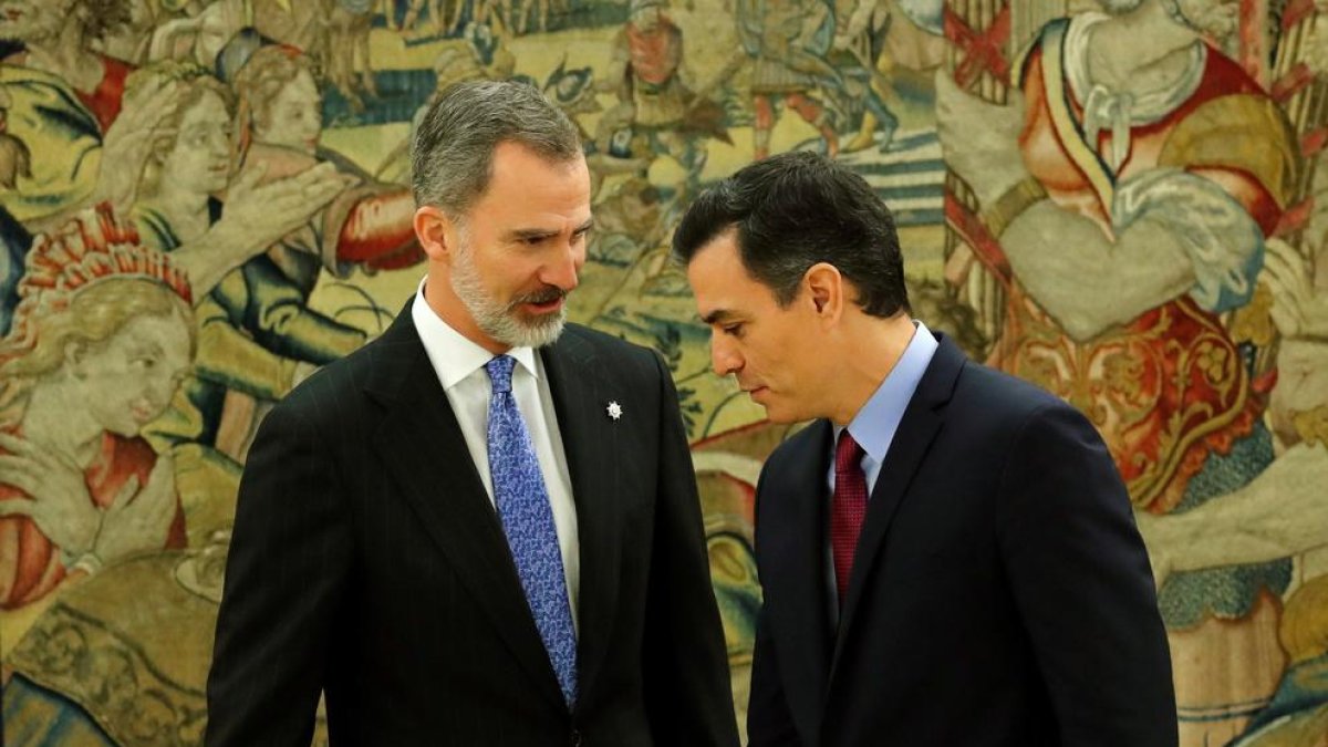 Felipe VI y el jefe del Ejecutivo central, Pedro Sánchez, ayer, en el Palacio de La Zarzuela.