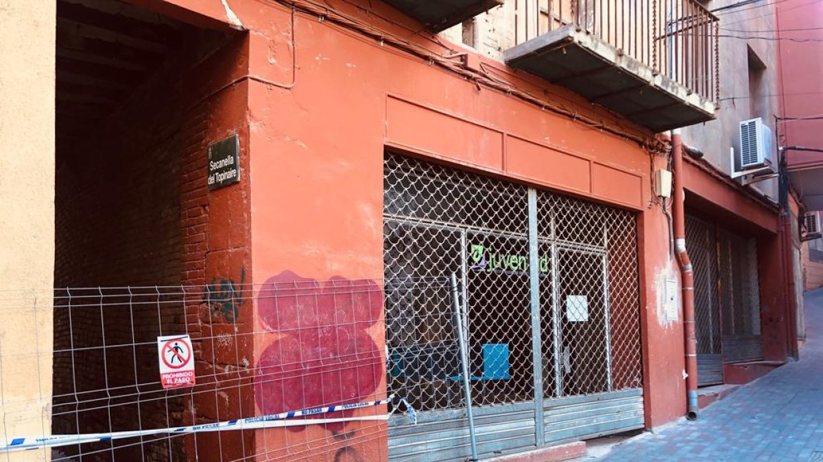 La Casa de la Joventut i el carreró limítrof tancats.