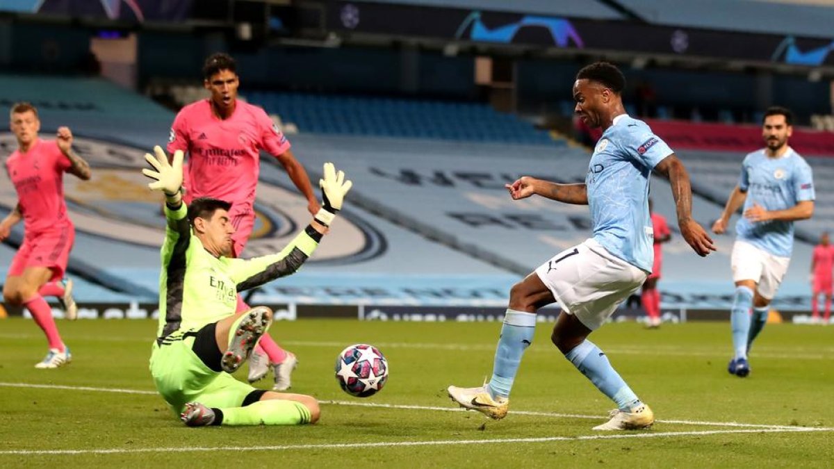 Raheem Sterling dispara davant de Courtois en una de les múltiples ocasions que va tenir el Manchester City per sentenciar.