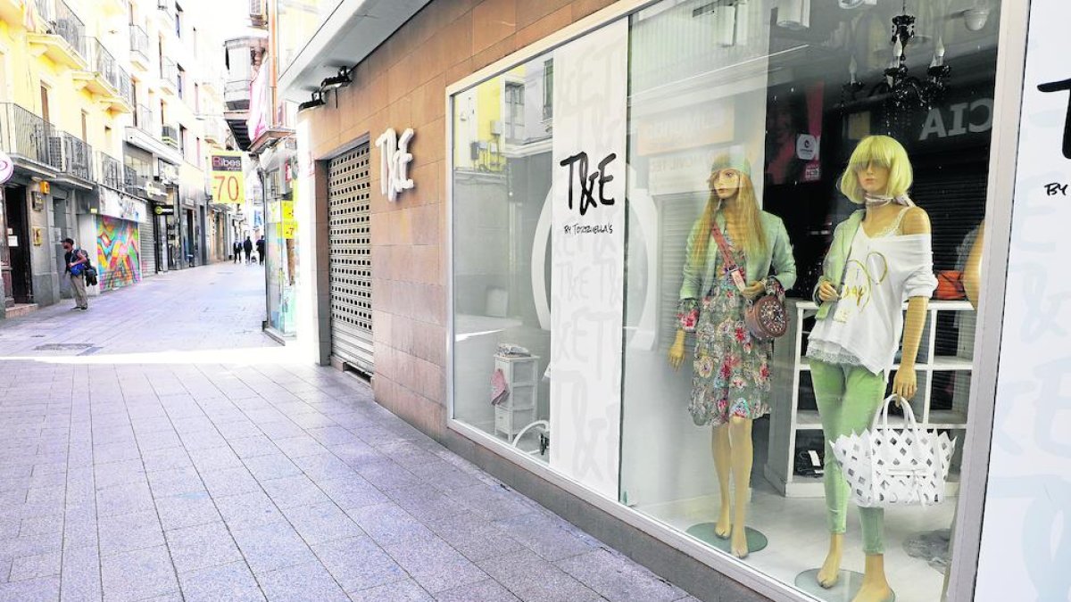 La principal arteria comercial de Lleida ciudad, el Eix, ayer con las tiendas cerradas y vacío.