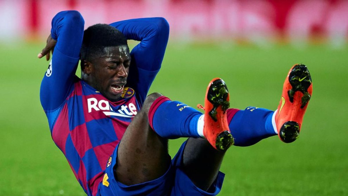 Ousmane Dembélé es mostra adolorit a la gespa després de lesionar-se aquesta temporada.