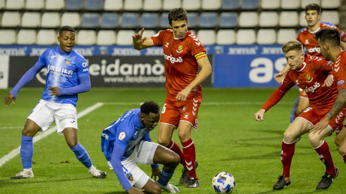 Acció que va provocar el penal que va permetre al Lleida empatar el partit.