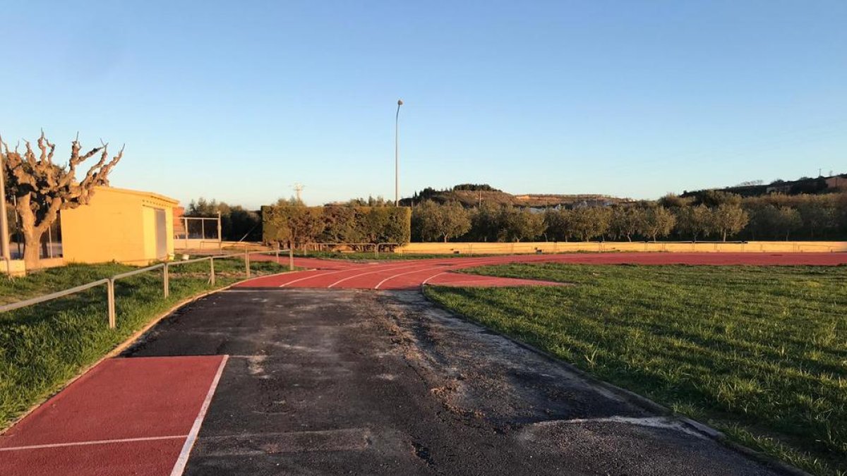 Estado actual de una parte de las pistas de atletismo y del campo de fútbol de Arbeca.