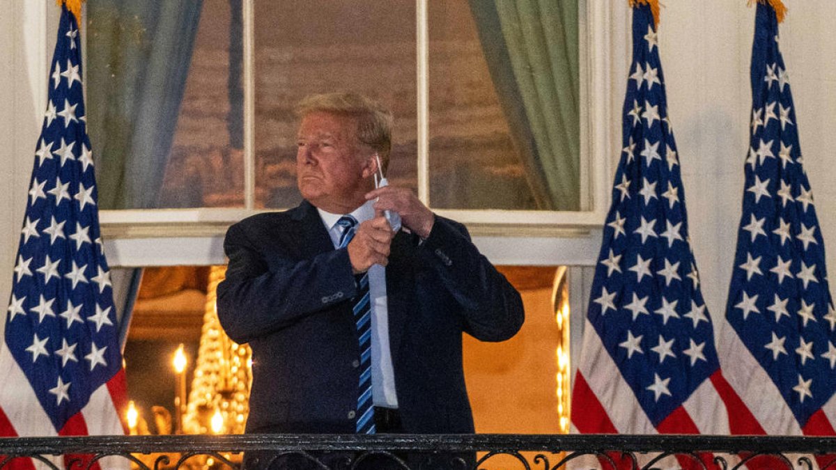 Trump se quita la mascarilla a su llegada a la Casa Blanca.