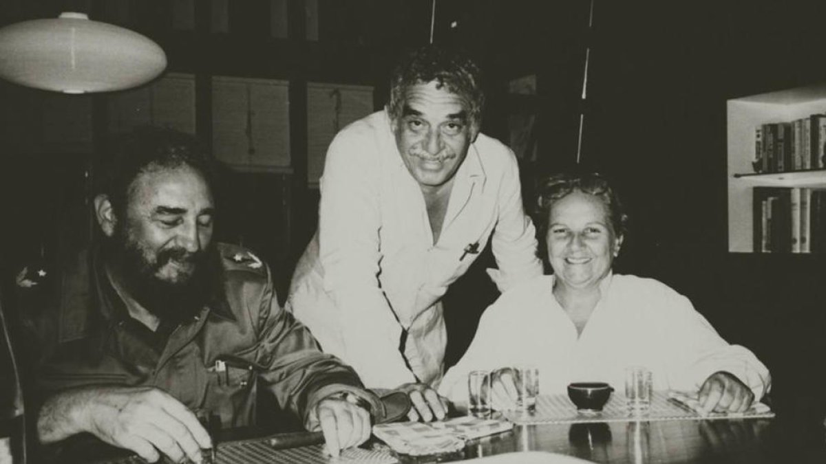 La agente literaria con García Márquez (centro) y Fidel Castro.