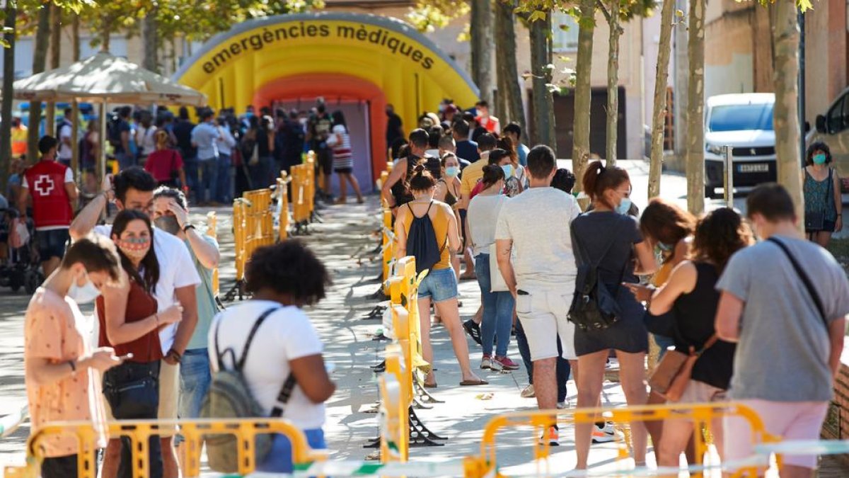 Llargues cues ahir a Terrassa per sotmetre’s a les proves de detecció del coronavirus.