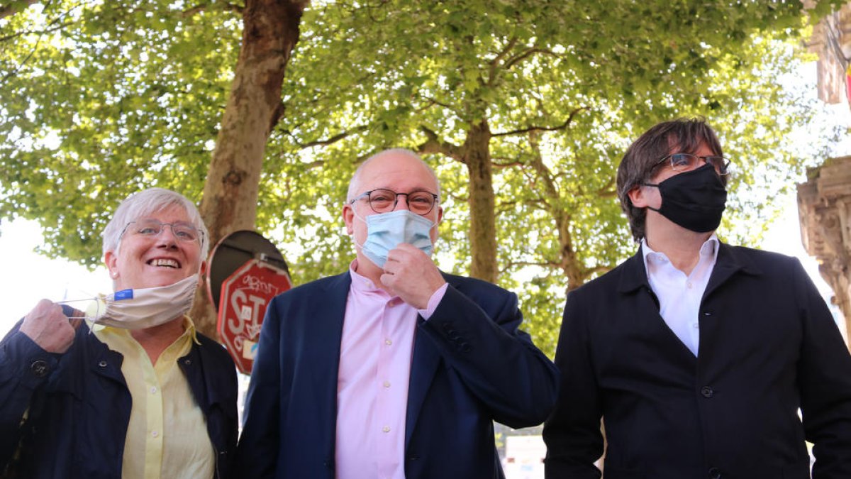Lluís Puig, al costat de Carles Puigdemont i Clara Ponsatí, al juny abans de declarar al Tribunal belga.