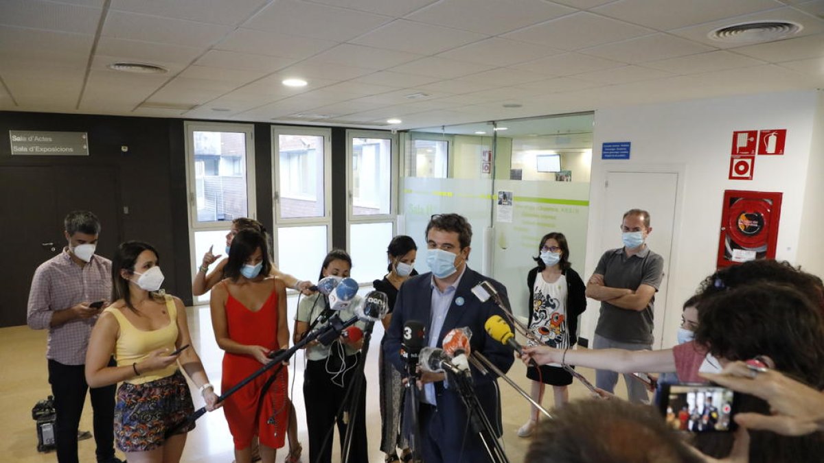 Comella va atendre ahir els mitjans a l’Arnau després de reunir-se amb els responsables de l’hospital.