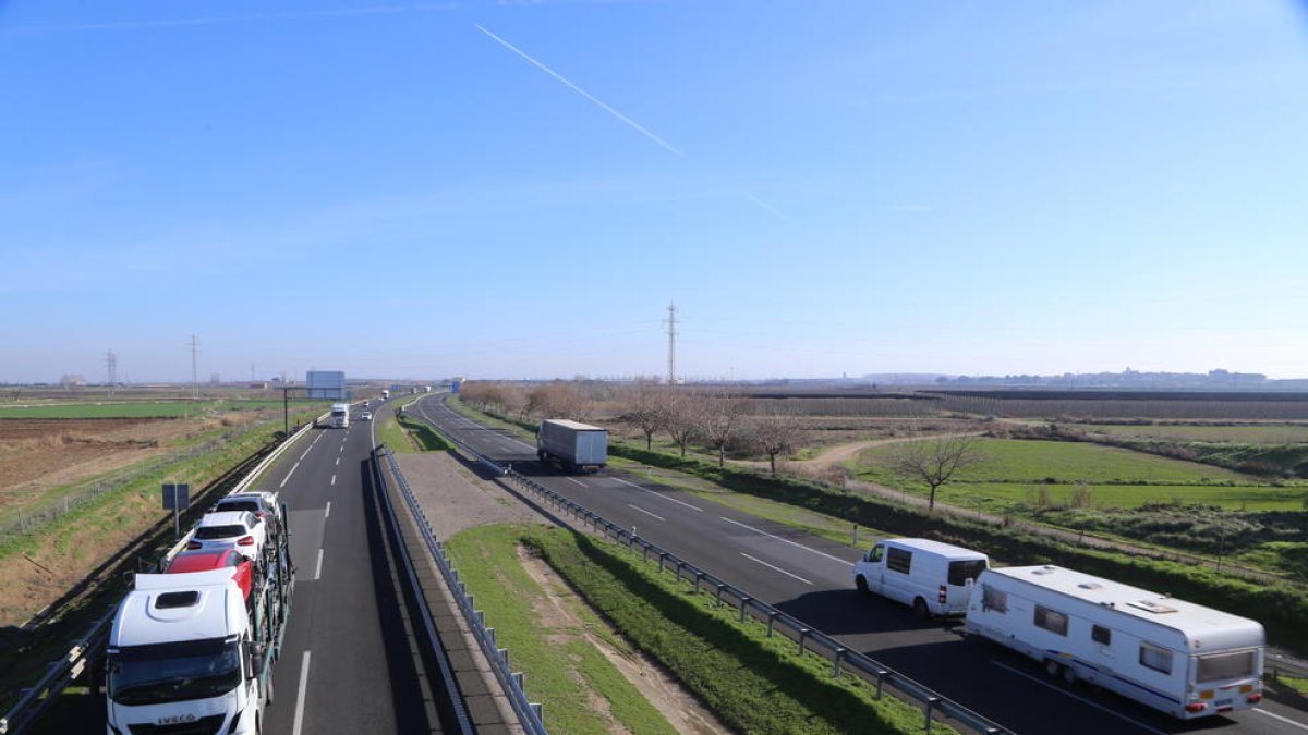 Imagen de la autovía A-2 sin rastro de niebla, ayer.