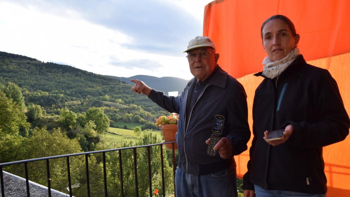 Vecinos de Arcavell señalan una antena desde su balcón.
