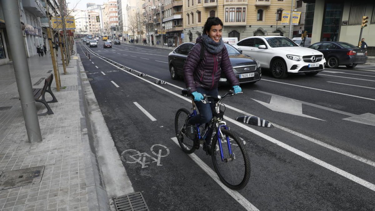Miembros de la plataforma En Bici Per Lleida en el carril bici de la avenida del Segre.