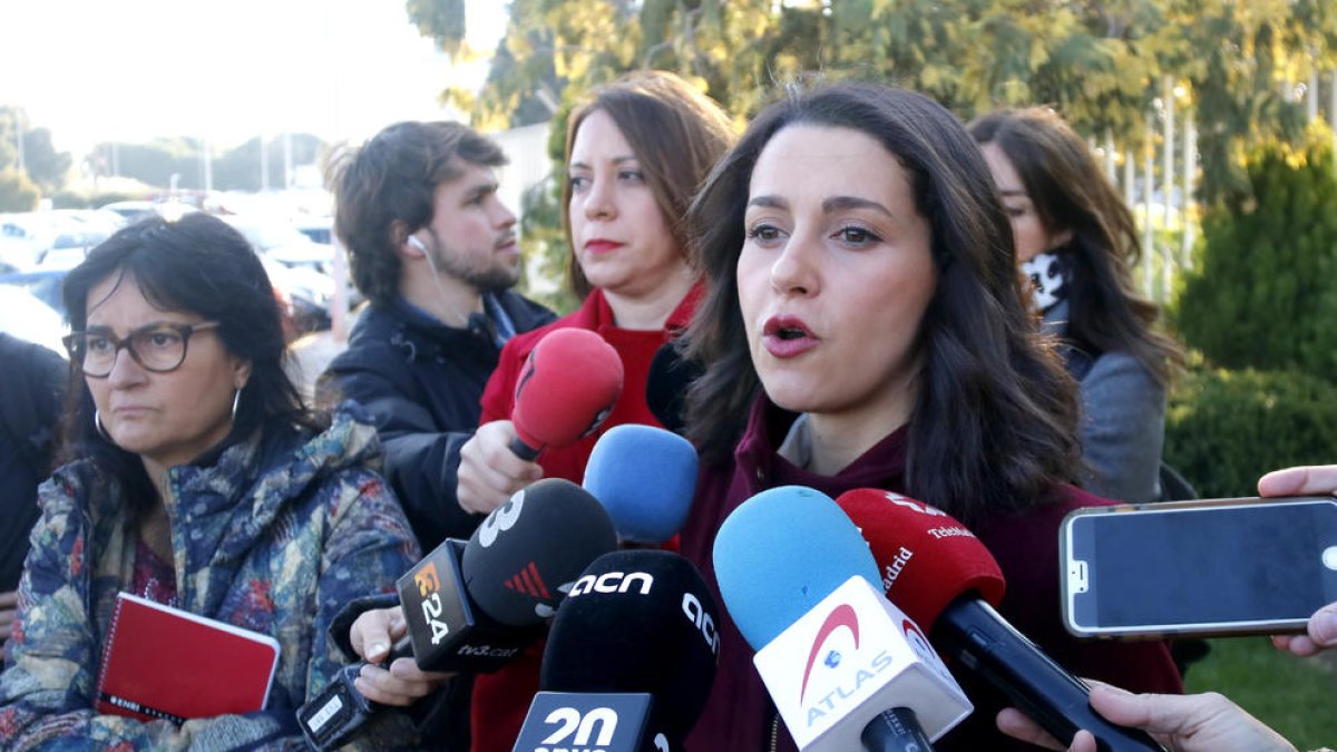Inés Arrimadas, atendiendo ayer a los medios de comunicación.