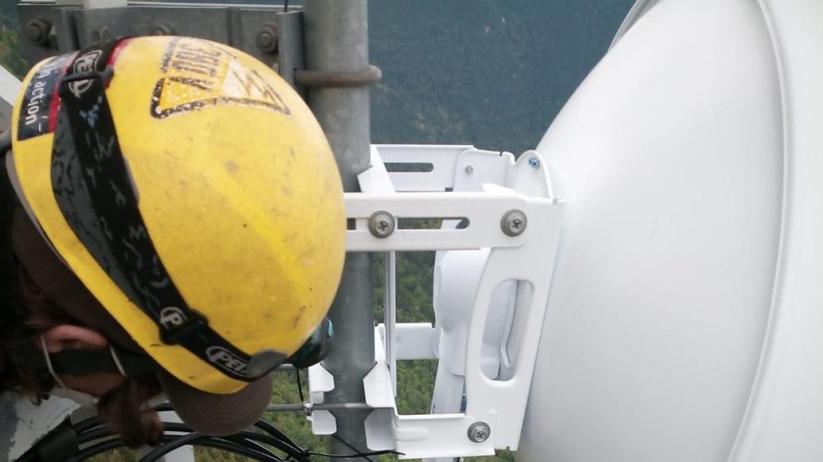 Instal·lació d’una antena d’internet a la Vall de Boí.