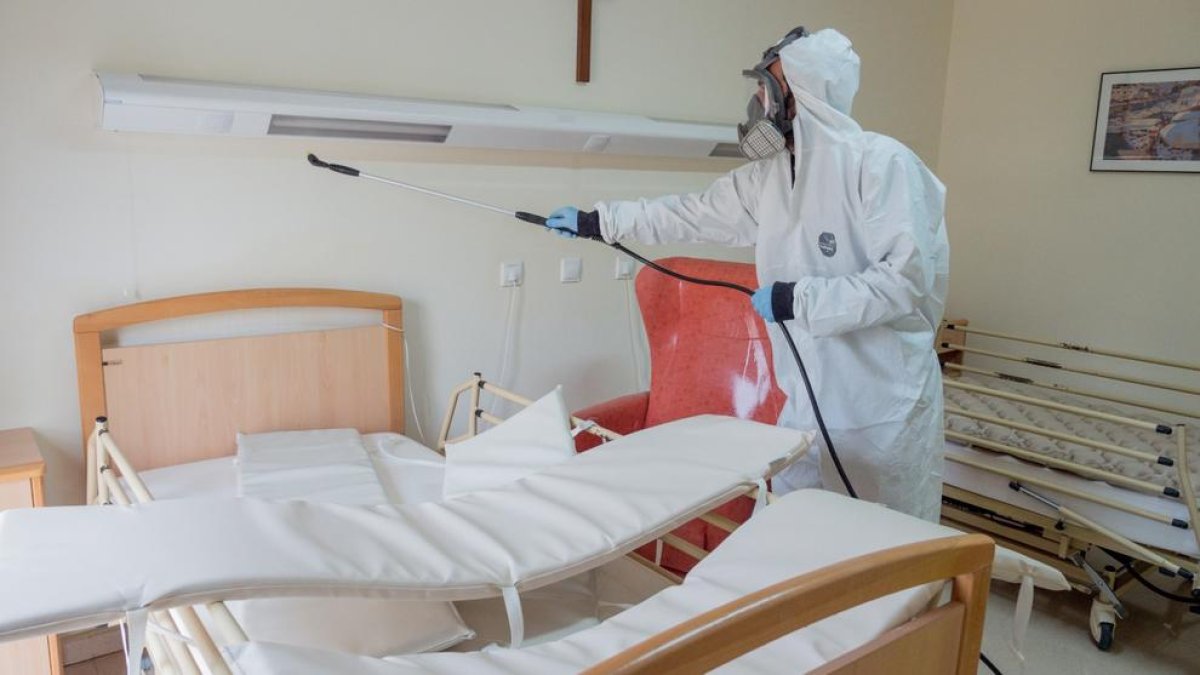 Un operari ahir durant la desinfecció d’un centre per a persones grans a Màlaga.