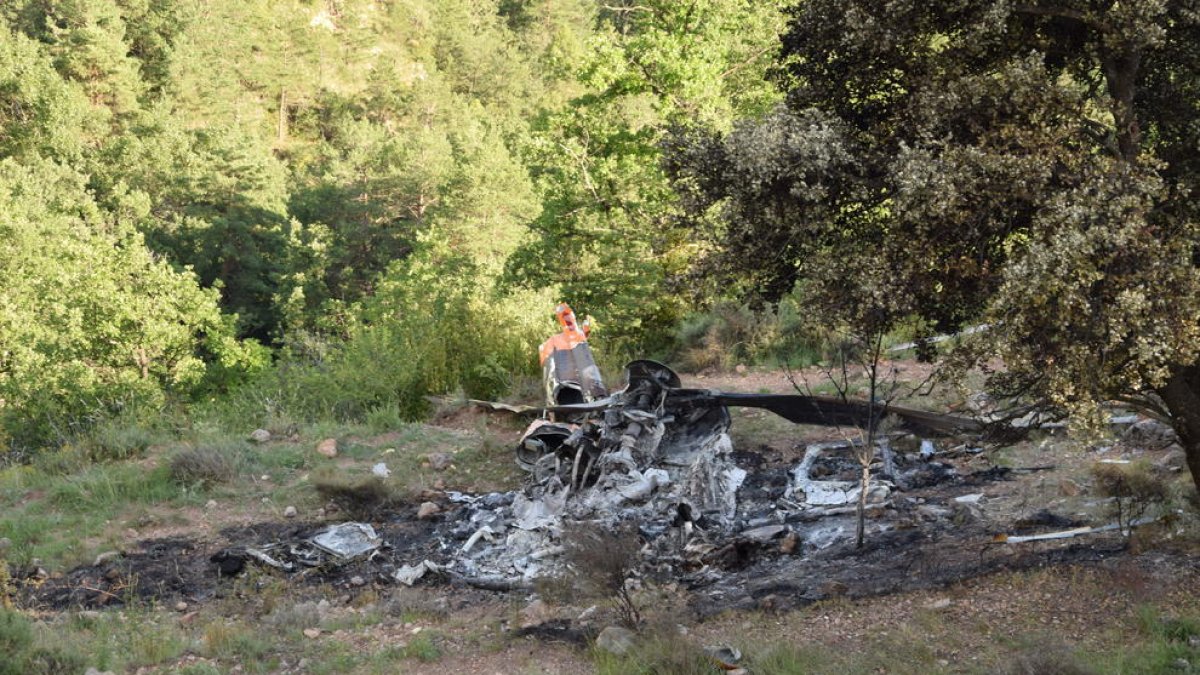 Restes de l’helicòpter, que es va incendiar dilluns després d’impactar contra un prat a la Vansa i Fórnols.