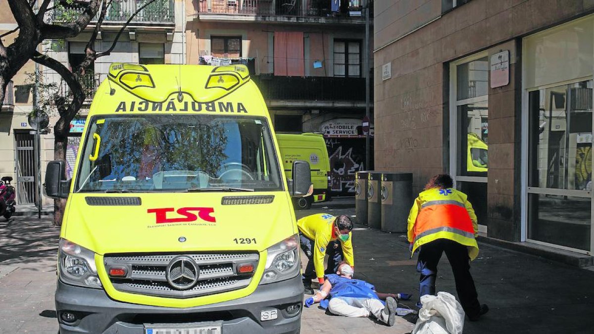 Un contagiado por el coronavirus, ayer, desmayado ante el CUAP Pere Camps de Barcelona.