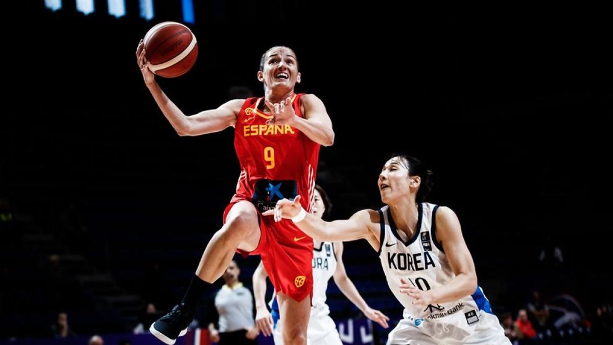 Laia Palau penetra a cistella davant la coreana Danbi Kim.