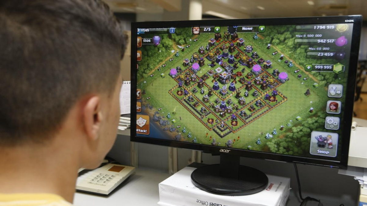 Imatge d’arxiu d’un adolescent jugant a un videojoc en línia.