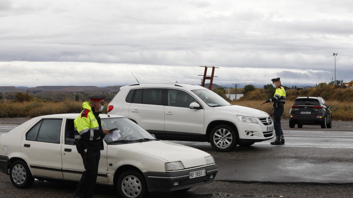 Imatge d’un control ahir al migdia a l’enllaç de l’N-II amb l’A-2 a Alcarràs.