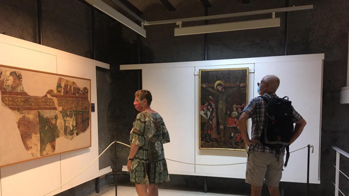 Visitantes en el Museu Diocesà d’Urgell, en La Seu, que reabrió después de tres meses y medio cerrado.