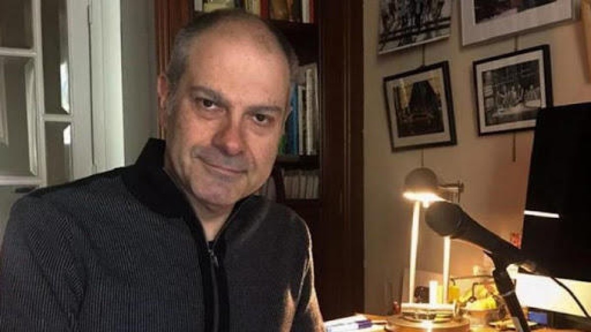 Toni Clapés locutando desde casa.