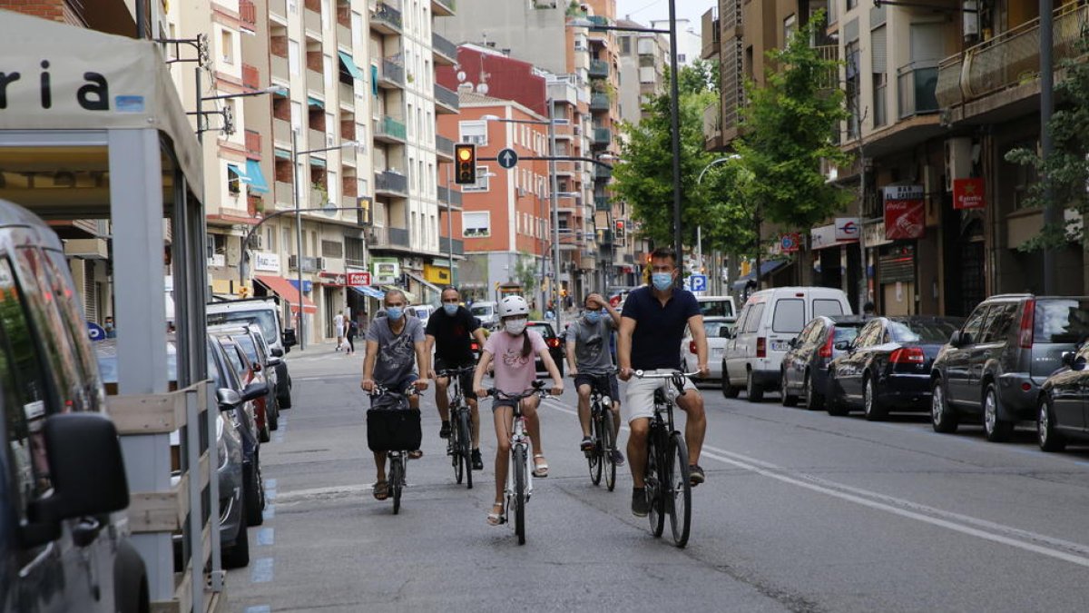 Usuarios de patinetes eléctricos en Lluís Companys, donde la velocidad máxima será de 30 km/hora.