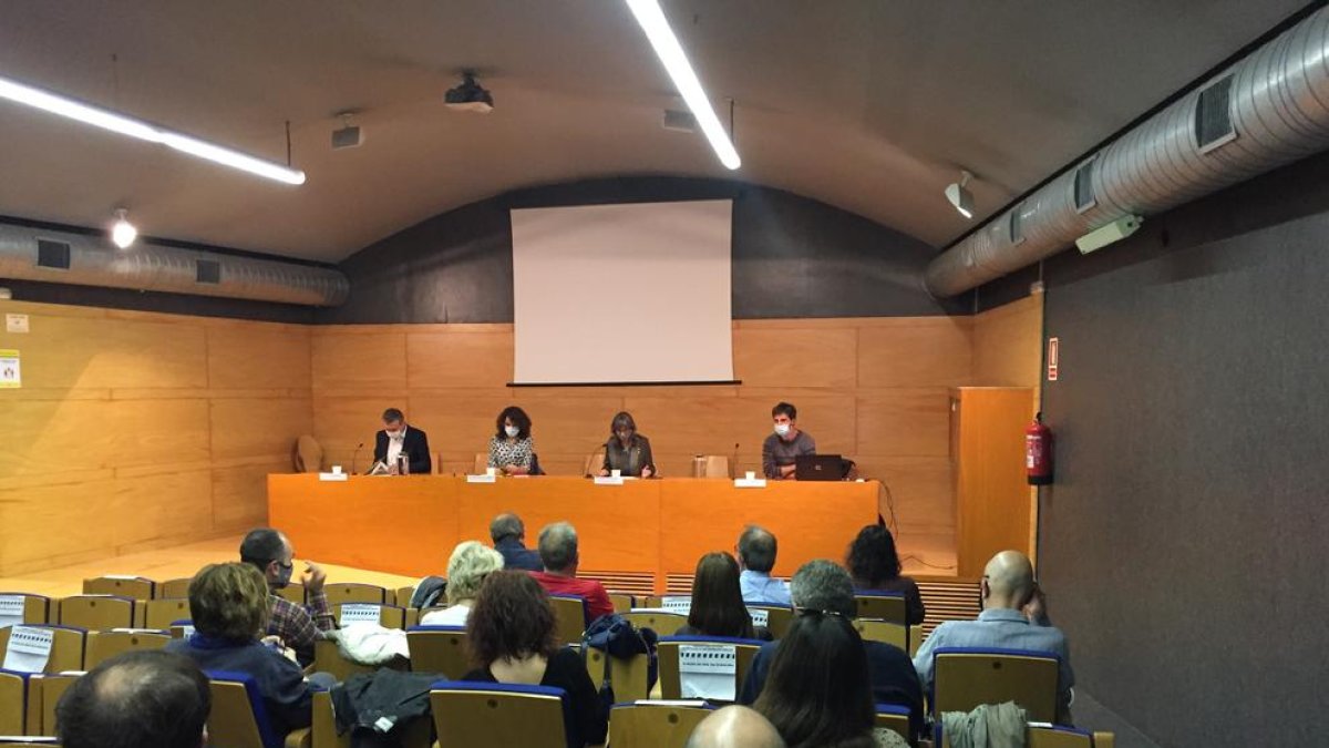 La presentación del estudio sobre el estado de las fosas en los cementerios de Lleida.