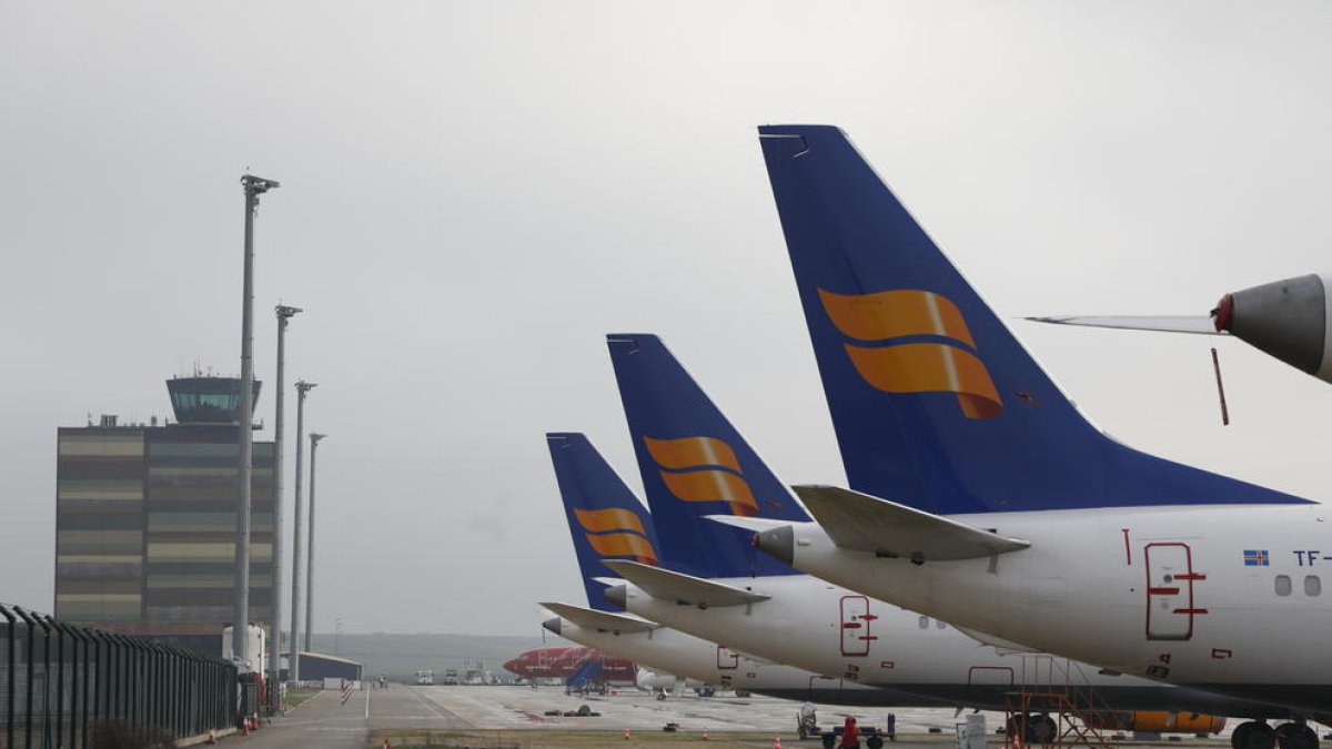 Aviones de la flota de Icelandair estacionados a principios de este año en Alguaire.