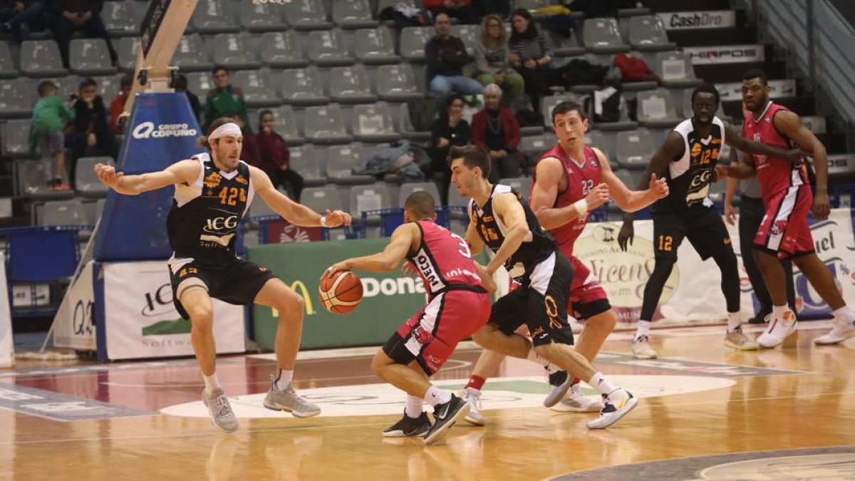 Adrián Chapela defensa l’avenç de Mike Torres.