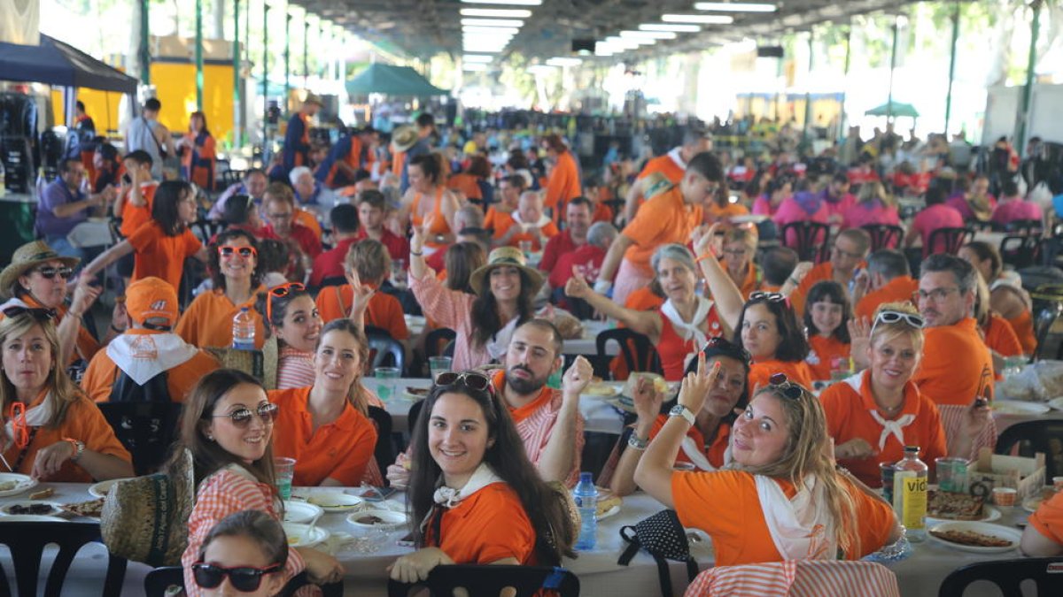 Centenars de penyistes van complir ahir a primera hora la tradicional cercavila per la ciutat fins al recinte dels Camps Elisis.