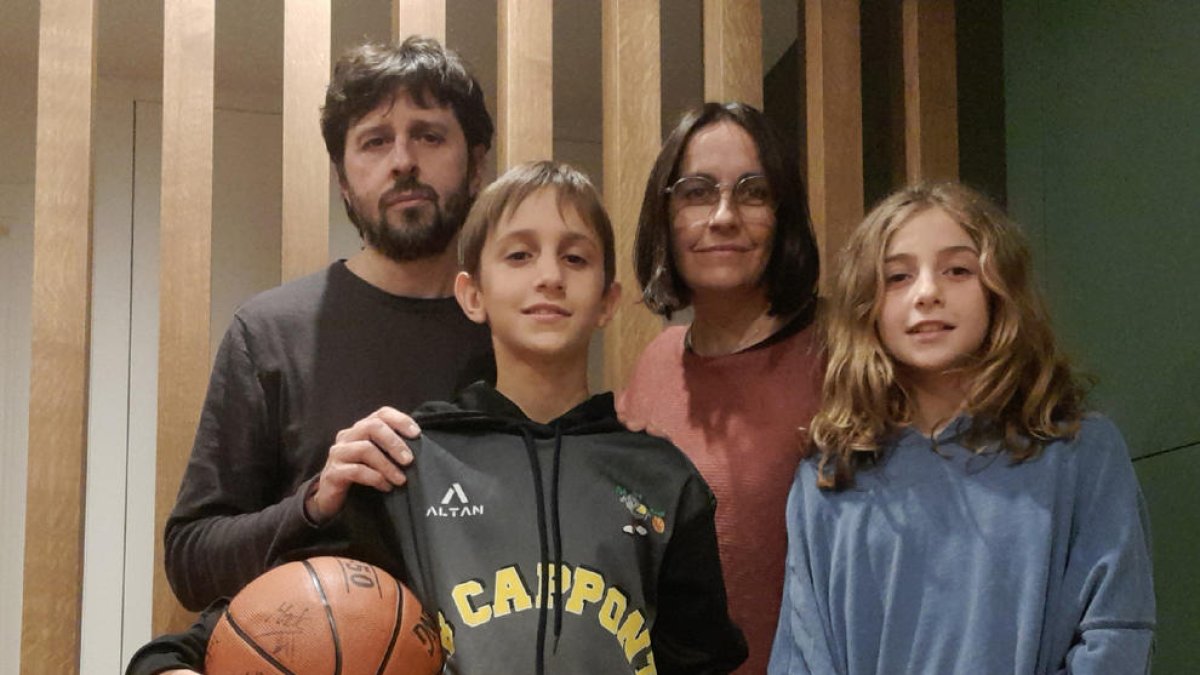 Pol Santiveri, jugador del Club Bàsquet Cappont, junto a sus padres Josep Maria y Núria, y su hermana Berta.