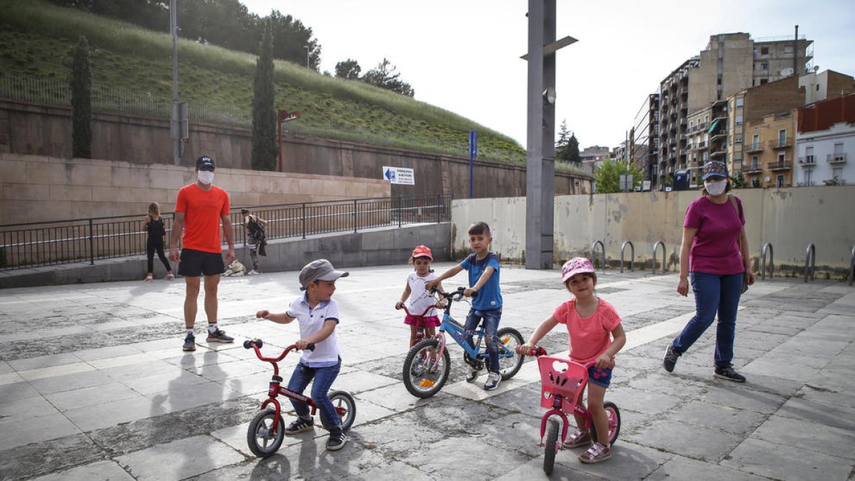 Els nens van prendre de nou ahir els carrers de Lleida, com aquests de la imatge amb les bicicletes.