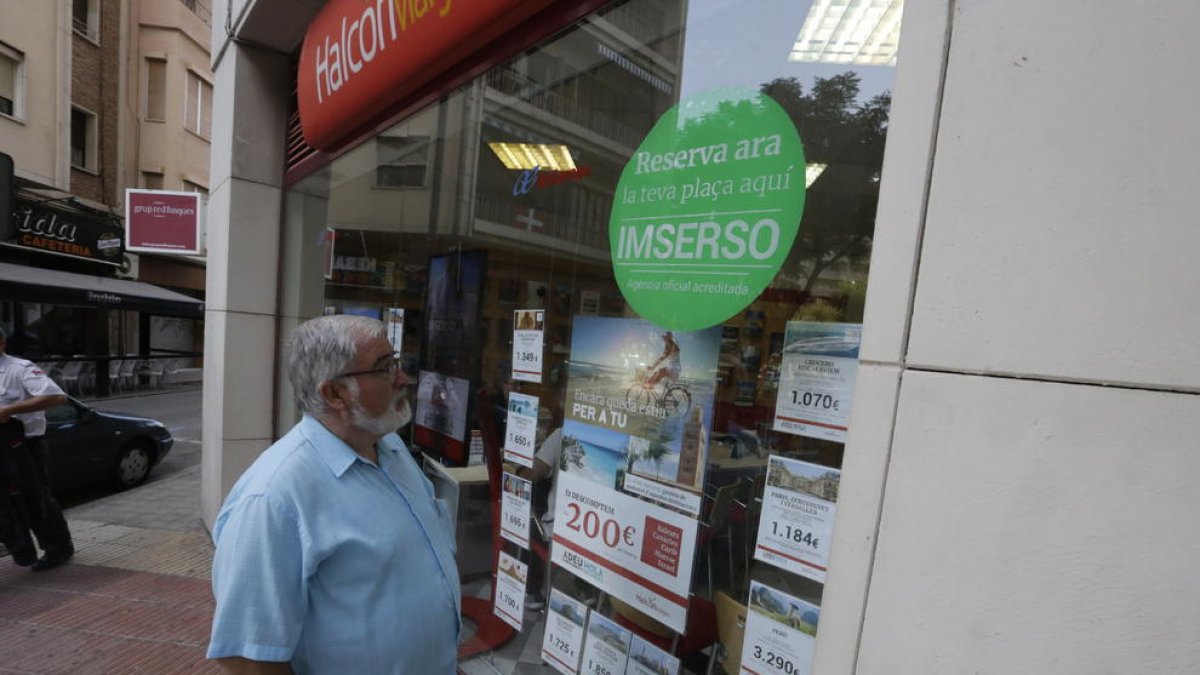 Imagen de archivo de información sobre los viajes del Imserso en una agencia de viajes.