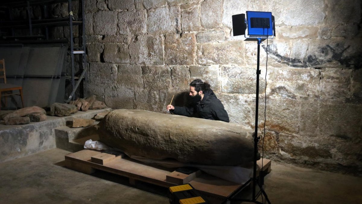 Aleix Barberà durant la restauració d’un menhir.