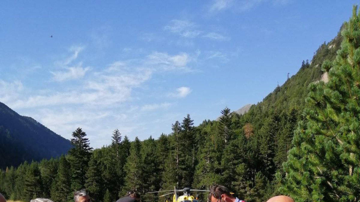 Bombers i Mossos al preparar el dispositiu ahir al matí.