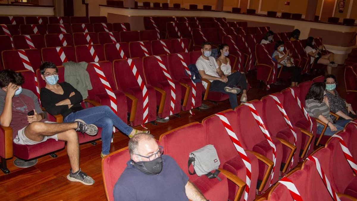 La sala va reobrir per a un aforament limitat i les butaques tancades al públic assenyalades amb cinta.