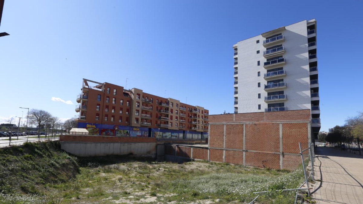 El solar en el que irán las viviendas, entre la Ll-11 y Estudi General.