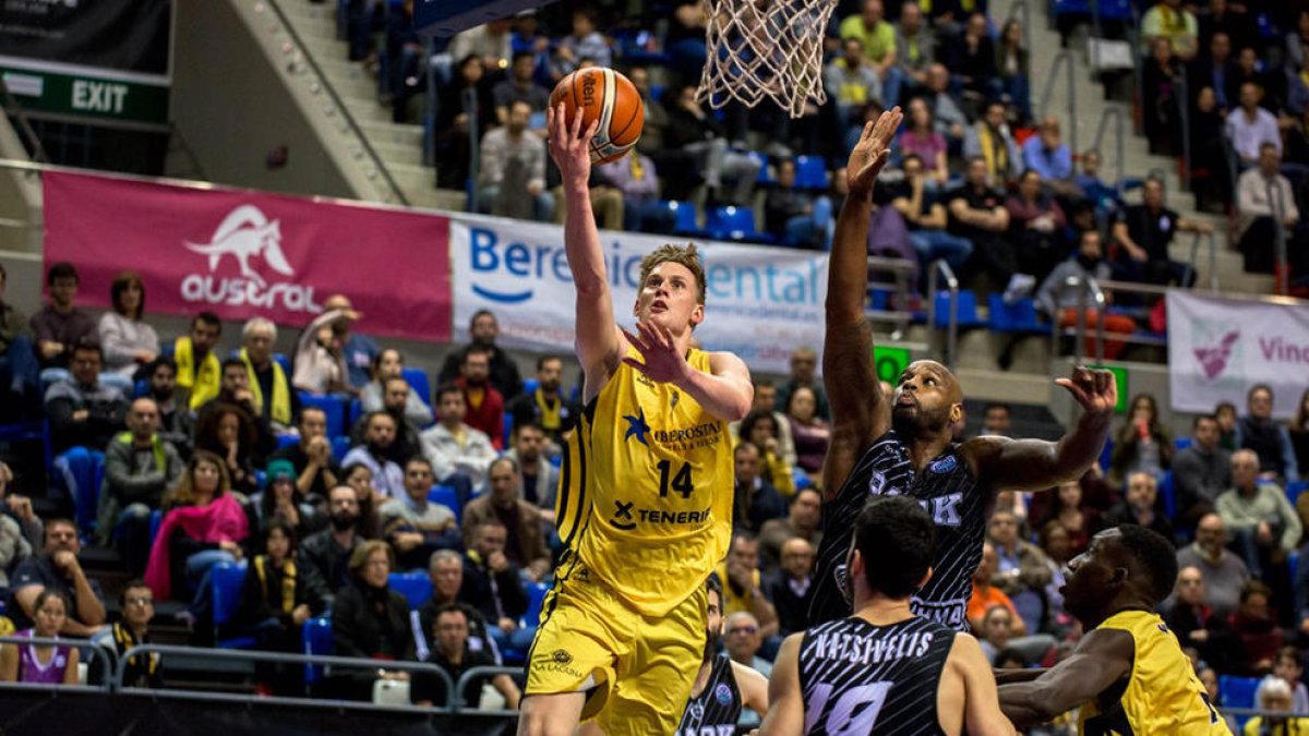 Mads Bonde en una entrada a cistella amb el Tenerife.