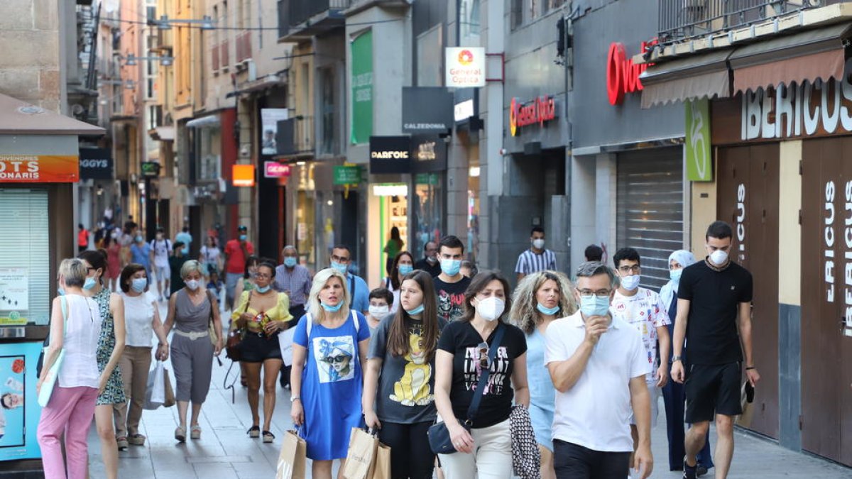 La majoria dels lleidatans compleixen al peu de la lletra l’obligatorietat d’utilitzar mascareta al carrer.