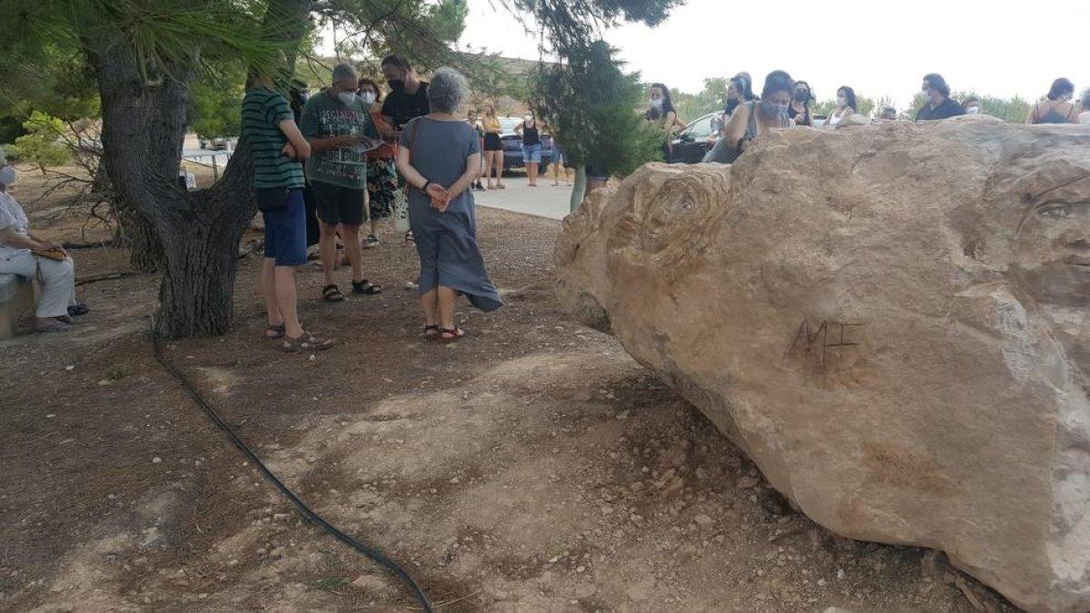 Una dona contempla ‘Buida-ment’, l’escultura de Marta Pruna, durant la inauguració.