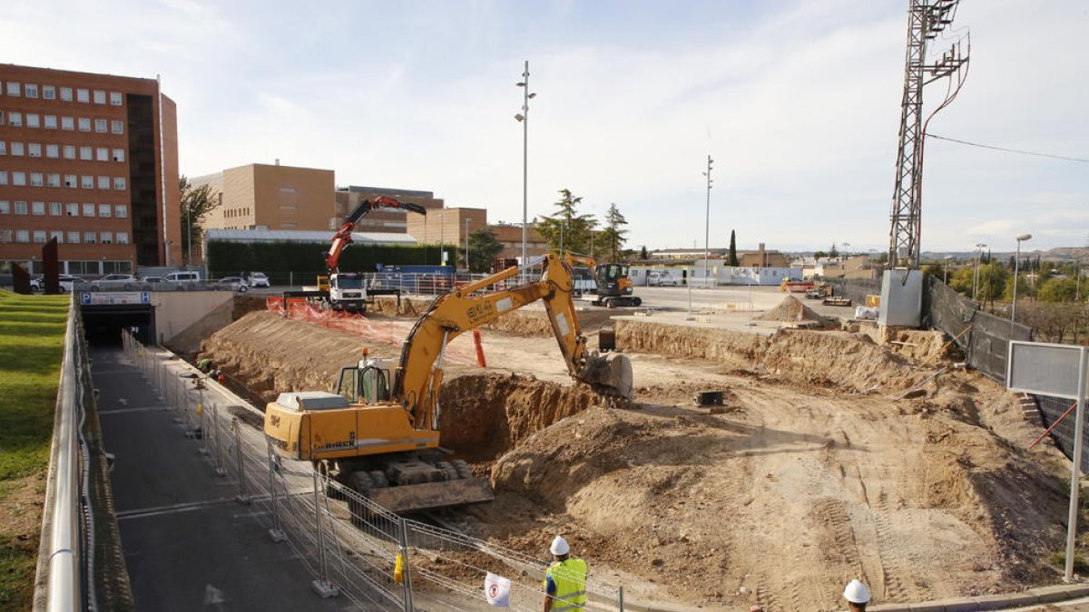 Imagen de las obras para construir el  hospital anexo al Arnau que inicialmente estará destinado a acoger a pacientes con Covid.