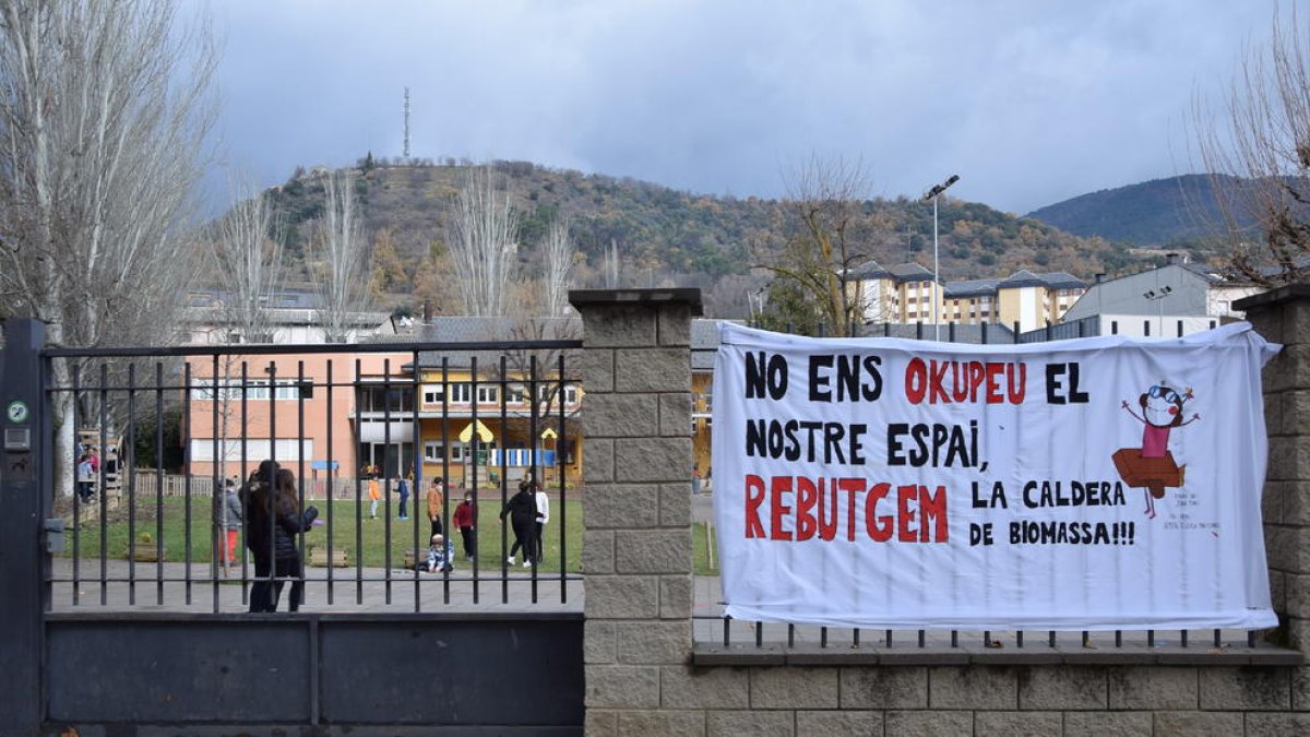 La pancarta contra la caldera en la escuela Pau Claris de La Seu.