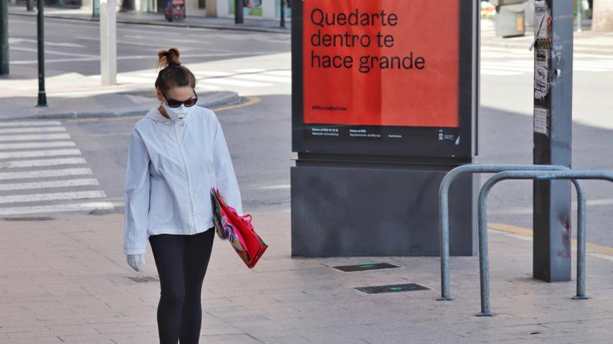 Una mujer con mascarilla.