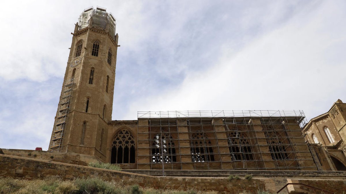 Vista ahir de la Seu Vella de Lleida, amb les bastides cobrint part del claustre i el templet superior del campanar.