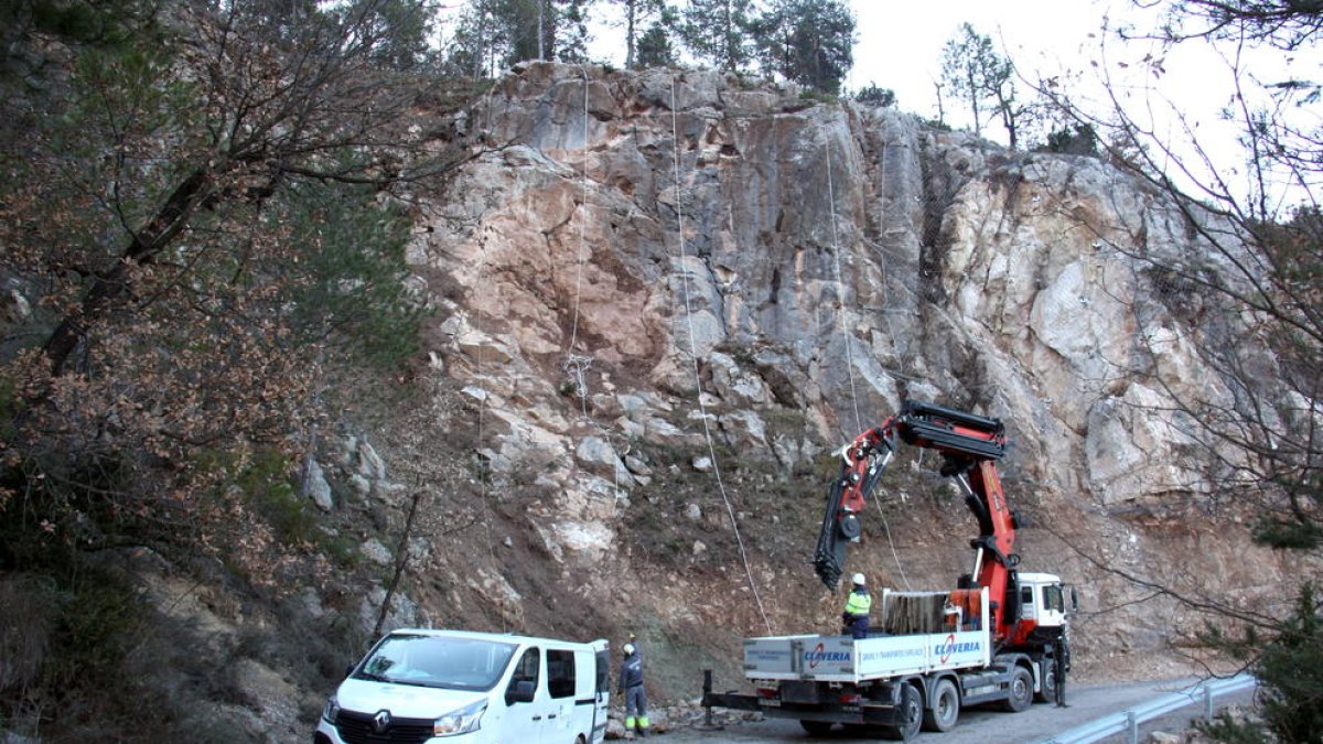 El talud de la carretera de acceso a Torà de Tost, en Ribera d'Urgellet (Alt Urgell), donde se colocarán nuevas mallas de protección.