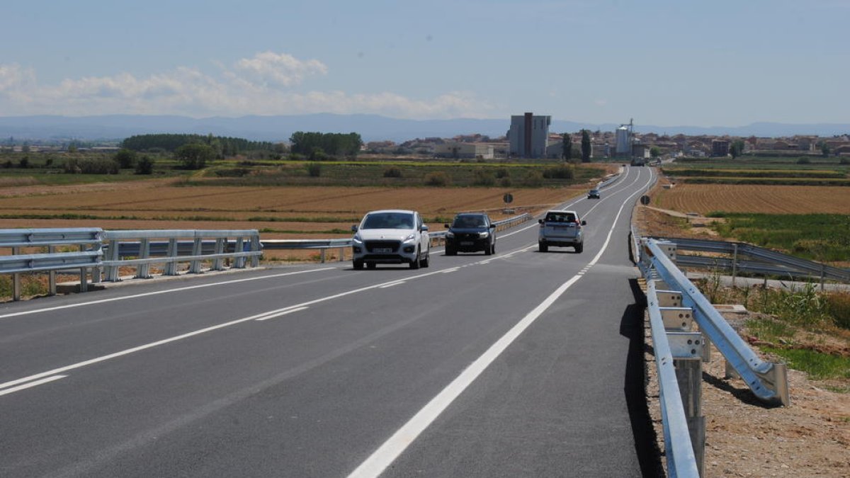Els primers vehicles que ahir ja van circular per la carretera.