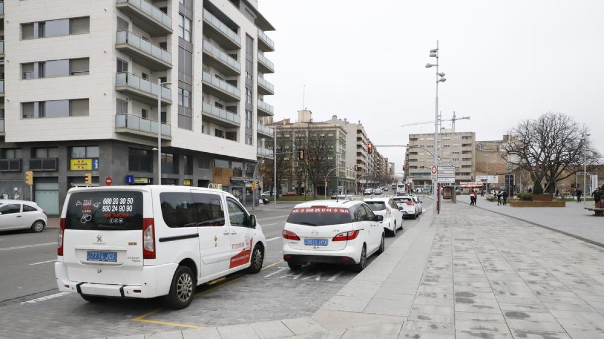 Taxis en la parada situada junto a la estación de trenes.