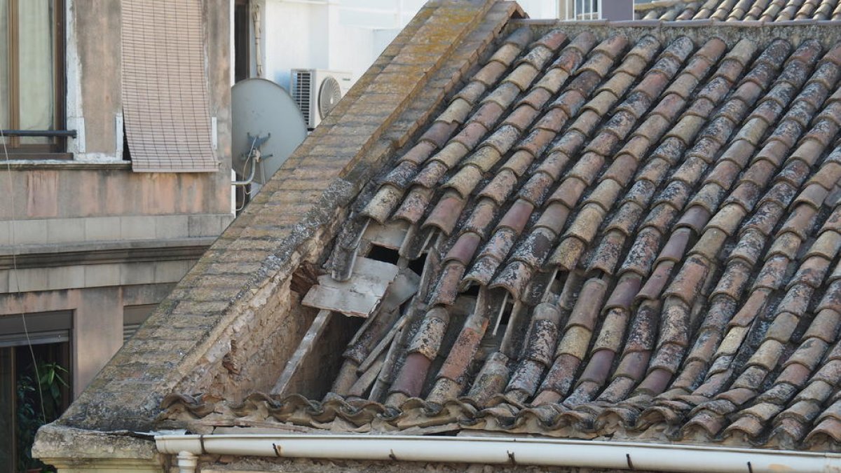 Se hunde un tejado en una iglesia de Lleida