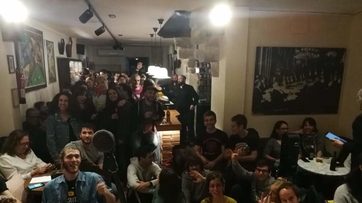 Fotografía de familia con los autores de la primera edición en el Antares de Lleida.